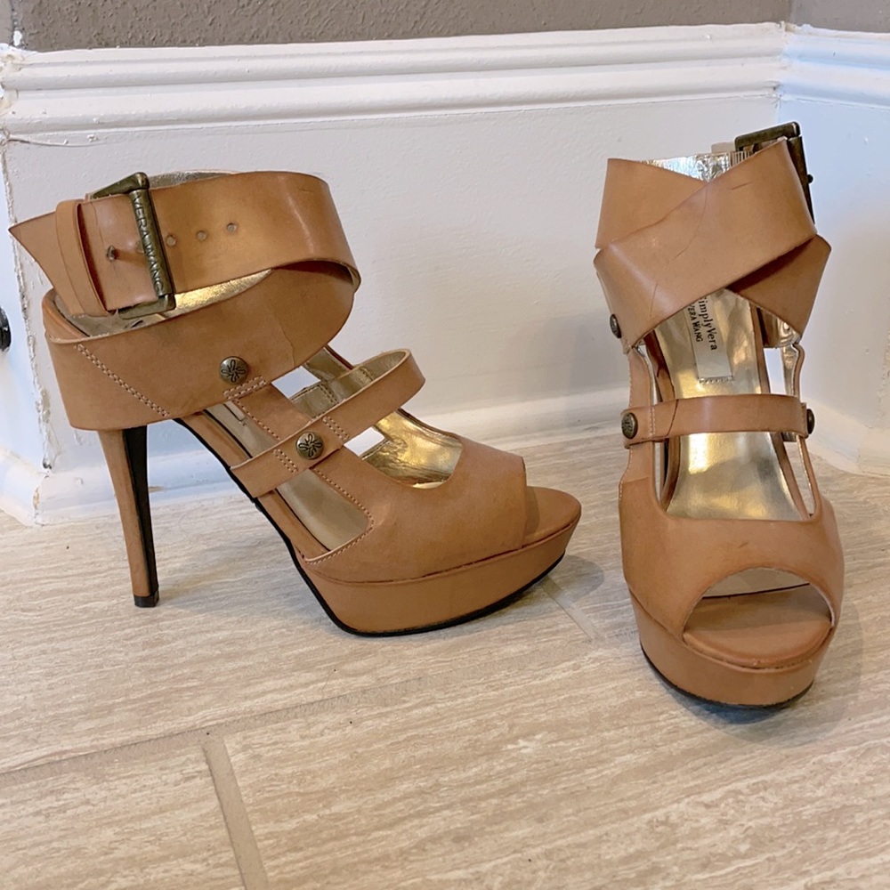 Size 6 heels by Simply Vera by Vera Wang